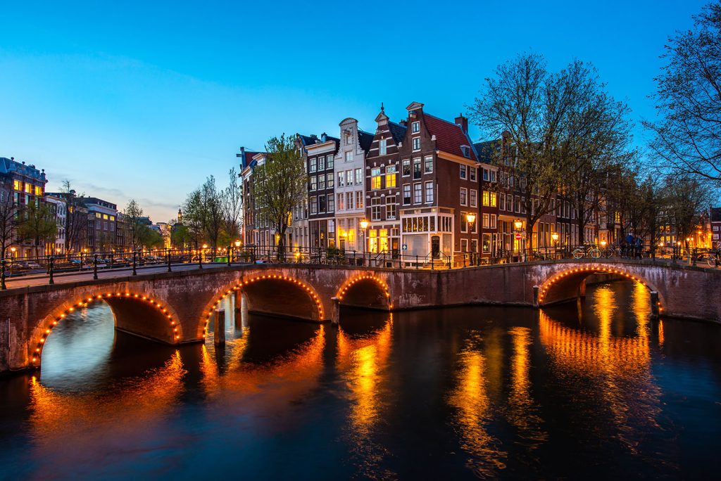 Les canaux à la tombée de la nuit, un moment propice pour profiter d'Amsterdam