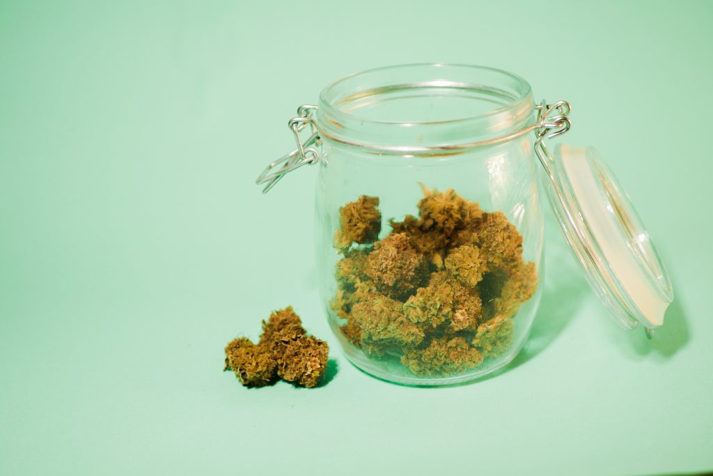 Fleurs de cannabis dans un pot